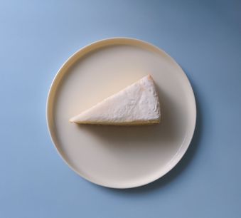 Porción de postre lácteo cremoso en un plato
